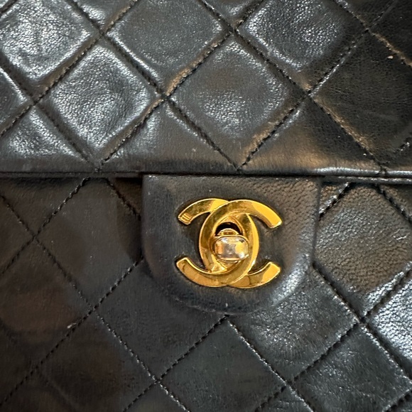 **AUTHENTIC** Chanel vintage classic flap bag in black - Picture 2 of 16